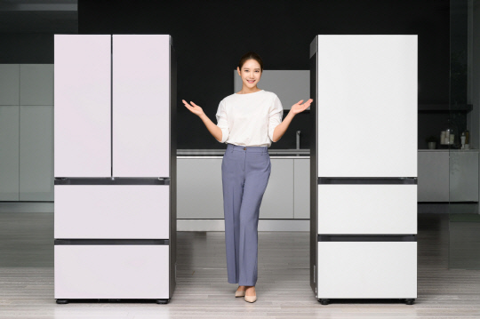 삼성전자 모델이 에너지 효율성을 강화한 프리미엄 김치냉장고 '비스포크 김치플러스'를 소개하고 있다. 삼성전자 제공